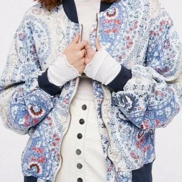 FREE PEOPLE FLORAL PAISLEY BOMBER STYLE JACKET!! Adorable! M - Picture 1 of 7